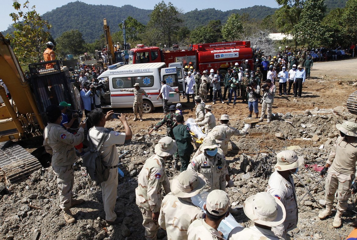 Сграда рухна в Камбоджа и уби 24 души 