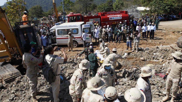 Сграда рухна в Камбоджа и уби 24 души 