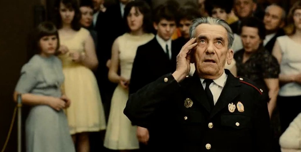 “Пожар, момичето ми”
Комедията на Милош Форман описва събитията около годишния бал на отряд доброволци към пожарната в малък град в социалистическа Чехословакия. Програмата за празника е съставена предварително - доброволците ще се съберат, ще подарят на ръководителя си малка бронзова брадвичка, ще се проведе конкурс за красота и ще се разиграе лотария.
Но хубавите им планове отиват на вятъра, когато момиче, което не иска да участва в конкурса, краде наградите. За капак, в деня на бала им избухва пожар и един човек умира, но пожарникарите са далеч по загрижени да върнат събитието в предварително уговореното русло.