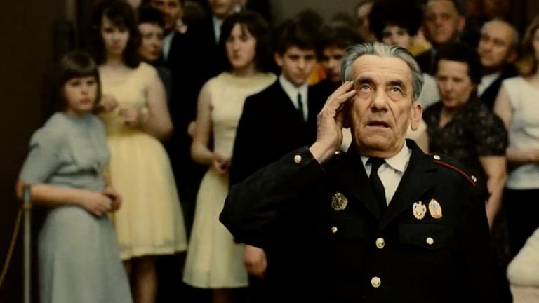 “Пожар, момичето ми”
Комедията на Милош Форман описва събитията около годишния бал на отряд доброволци към пожарната в малък град в социалистическа Чехословакия. Програмата за празника е съставена предварително - доброволците ще се съберат, ще подарят на ръководителя си малка бронзова брадвичка, ще се проведе конкурс за красота и ще се разиграе лотария.
Но хубавите им планове отиват на вятъра, когато момиче, което не иска да участва в конкурса, краде наградите. За капак, в деня на бала им избухва пожар и един човек умира, но пожарникарите са далеч по загрижени да върнат събитието в предварително уговореното русло.