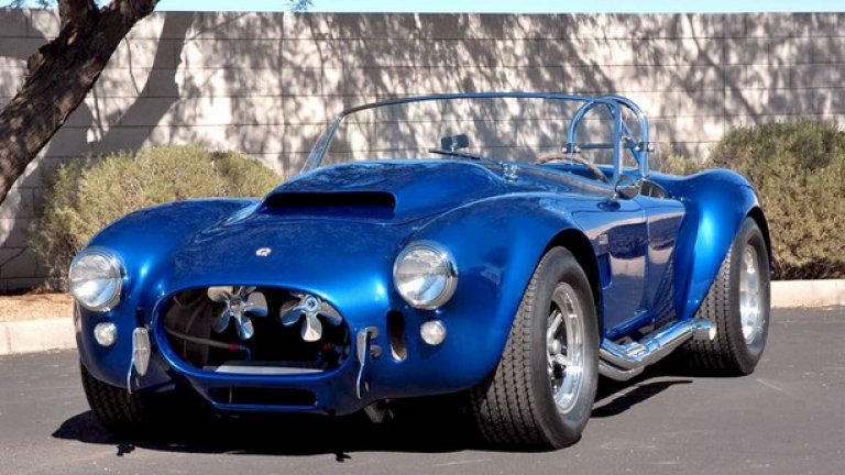 Каръл Шелби и 427 Supersnake
Когато лекарите казват на Карл Шелби, че трябва да се откаже от автомобилните състезания по здравословни причини, той пренася тръпката в ежедневното шофиране. И така през 1966 се появява 427 Supersnake с мощност над 800 конски сили и двигател с две турбини. Сглобени са точно две такива коли: едната е за Шелби, която наскоро беше продадена за 5,5 милиона долара, а другата получава тв звездата Бил Козби.