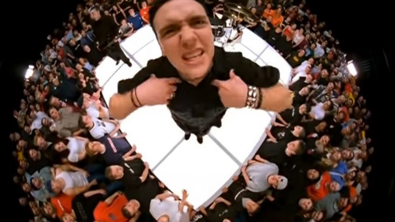 Papa Roach - Last Resort
Cut my life into pieces, this is my last resort. Suffocation. No breathing. Don't give a fuck if I cut my arm, bleeding... Да, тук думите сами идват в устата. Last Resort е един от онези велики тийн химни на децата на 90-те, който има специално място в сърцата ни.