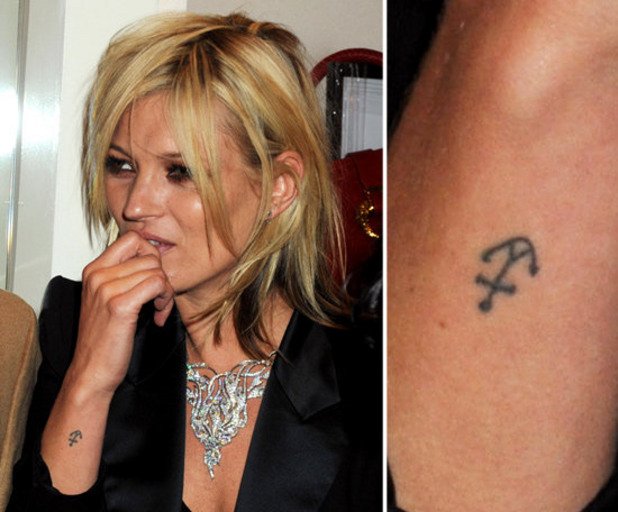 Кейт Мос е почитател на минимализма - моделът има малка татуировка на котва, нарисувана върху външната страна на дясната й китка.