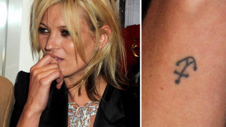 Кейт Мос е почитател на минимализма - моделът има малка татуировка на котва, нарисувана върху външната страна на дясната й китка.
