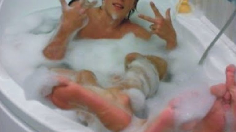 Те обаче опровергаха тези слухове, макар че продължиха да си публикуват предизвикателни общи снимки