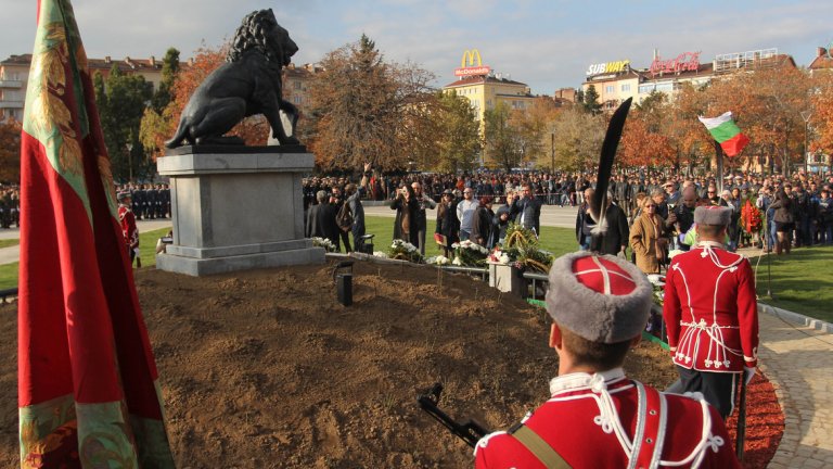 Състоя се първата официална церемония пред бронзовия лъв на НДК