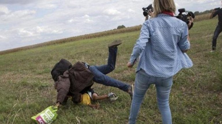 В Унгария оправдаха репортерката, ритала бежанци по границата