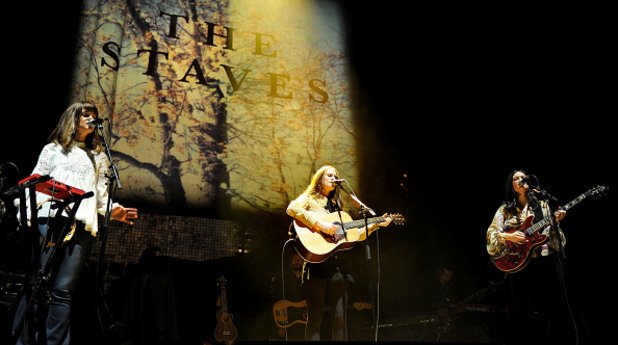 Подгряващата група The Staves е неочаквано добра - три сестри с божествени гласове, които непрекъснато разменят музикални инструменти и роли на сцената, шегуват се с публиката и я подготвят за появата на Флорънс и Машината.