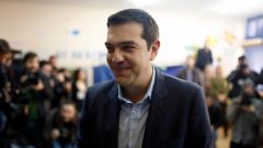 Премиерът Алексис Ципрас призова по-рано избирателите да отговорят категорично с "не" на обидните по думите му условия, които поставят кредиторите.