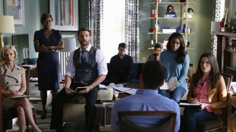 How To Get Away With Murder (Как да ти се размине убийство)
Ето това е най-доброто, което Шонда Раймс може да предложи на американската телевизия в момента. Освен убийственото изпълнение на Виола Дейвис, за което само преди дни тя получи награда SAG (Screen Actors Guild Awards), само ще добавя различната композиция на разказване, добре премислените сюжетни връзки, съспенса и изключително добре изпипаната мистерия. 
Виола Дейвис е в ролята на адвокат по криминално право, която обучава пет свои студенти във вещината на пипкавото криминално право, или както тя го нарича – как да ти се размине с убийство. Междувременно, три месеца в бъдещето, въпросните студенти се забъркват в мистериозно убийство. Първи сезон на сериала вече върви и след изключително дълга пауза, поне според неговите фенове, той се завръща на 29.01.