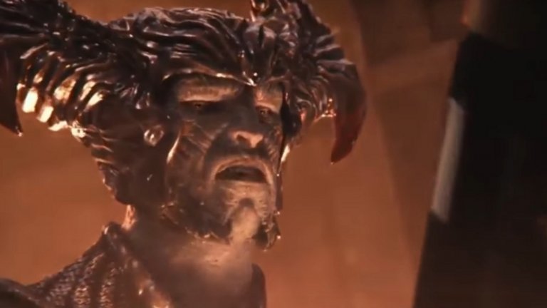 Steppenwolf (Киърън Хиндс)
Голямата загадка като цяло е злодея във филма. От доста време се знае, че това ще бъде Steppenwolf – извънземен, който командва армия от Парадемони в служба на Големия лош Darkseid. Него го пазят за следващ филм, така че засега ще трябва да се примирим с дясната му ръка.
Да, точно в частта със "извънземната заплаха" филмът започва да изглежда наистина комиксов, но в това няма нищо лошо. В "Отмъстителите" се получи.По-готиното в случая е, че ролята ще бъде изиграна, макар и чрез глас и motion capture, от Киърън Хиндс. Гледали сте го в хитовите продукции на HBO "Rome", където играе Цезар, и "Игра на тронове", където даваше акъл на Джон Сноу като Манс Райдър.