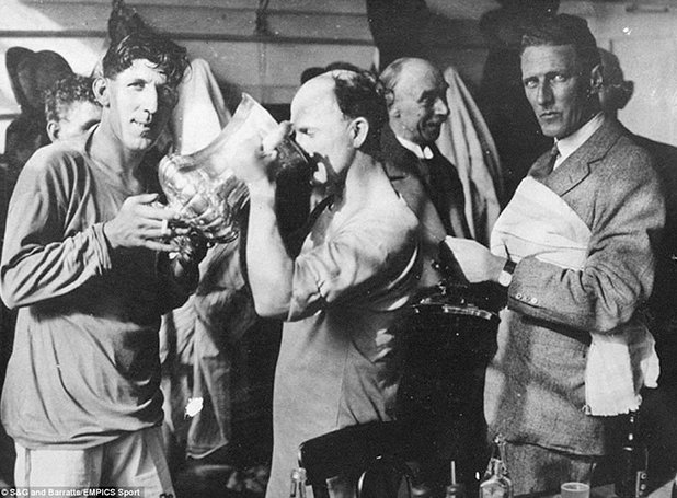 Били Харди от Кардиф пие от ФА къп с помощта на капитана Фред Кийнор след успеха на уелсците над Арсенал през 1927 година. "Сините птици" имат и два загубени финала през 1925 от Шефийлд Юн. и през 2008 от Портсмут.