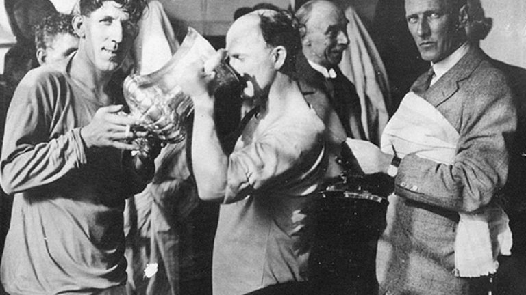 Били Харди от Кардиф пие от ФА къп с помощта на капитана Фред Кийнор след успеха на уелсците над Арсенал през 1927 година. "Сините птици" имат и два загубени финала през 1925 от Шефийлд Юн. и през 2008 от Портсмут.