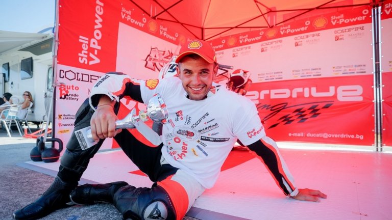Младият пилот се състезава с мотор Ducati Panigale R, зареден с гориво Shell V-Power