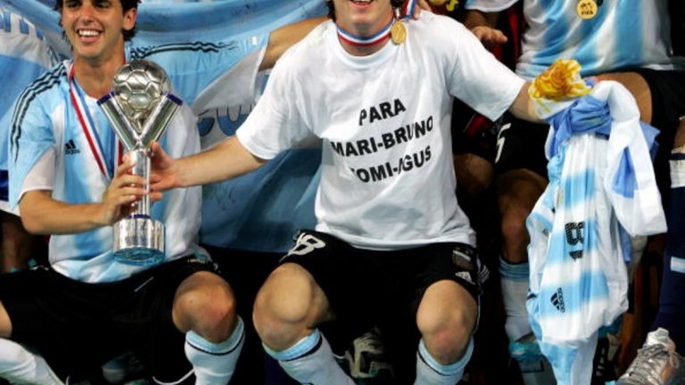 Юни 2005-а
След като Меси вече се сработи с първия тим, от Барса разбраха, че имат в редицити си истински шедьовър. И съответно побързаха да го обвържат с дългосрочен контракт. Вторият му офциален договор с клуба е до 2010-а, но основният момент е, че клаузата по освобождаването на тийнейджъра скача на 150 млн. евро – ясн знак колко високо е ценен талнтът му в Барселона.