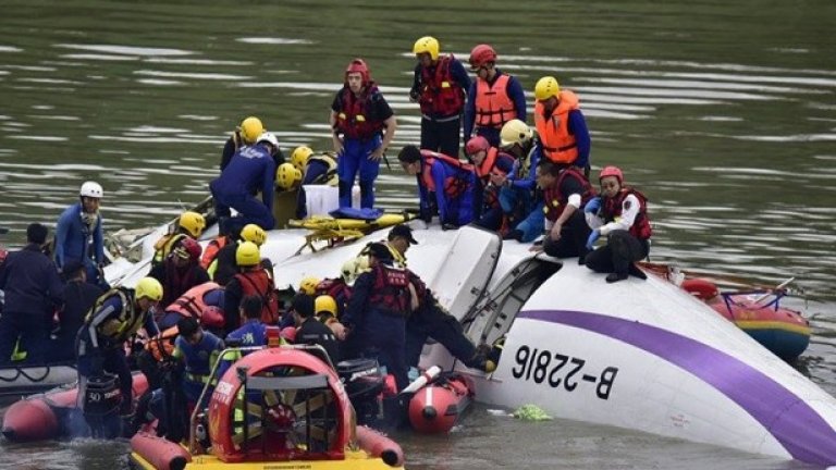Тайвански самолет се разби в река при излитане