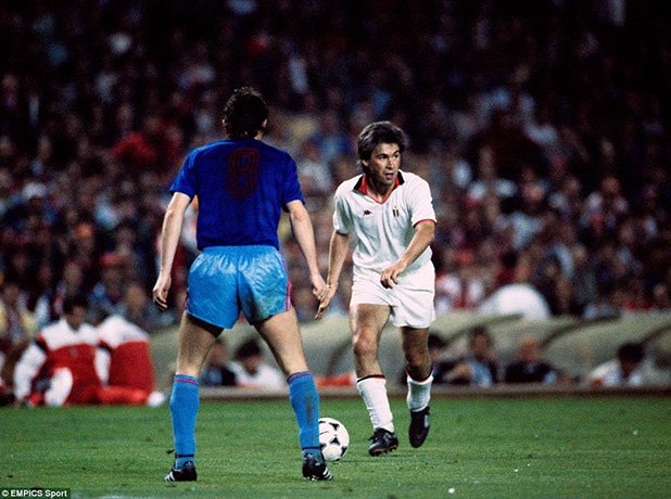 Карло Анчелоти с екипа на Милан на "Камп ноу" срещу Стяуа. Румънците не успяха да повторят подвига си отпреди 3 години и "росонерите" спечелиха убедително с 4:0 през 1989. По два гола реализираха Рууд Гулит и Марко ван Бастен.