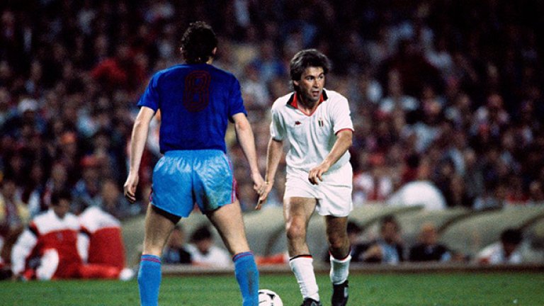 Карло Анчелоти с екипа на Милан на "Камп ноу" срещу Стяуа. Румънците не успяха да повторят подвига си отпреди 3 години и "росонерите" спечелиха убедително с 4:0 през 1989. По два гола реализираха Рууд Гулит и Марко ван Бастен.