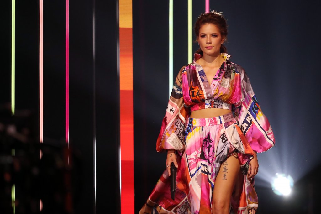 Да те диагностицират с биполярно разстройство 
Холзи си има неприятности, още преди родителите ѝ да се откажат от нея. Когато е на 17, тя се опитва да се самоубие със свръхдоза обезболяващи. В последния момент се разколебава, но притеснените ѝ родители веднага я водят в психиатричното отделение на болницата. Там тийнейджърката е диагностицирана с биполярно разстройство, което е наследила от майка си. Това обяснява трудностите, които момичето среща в общуването с връстниците си и хаоса, в който израства.