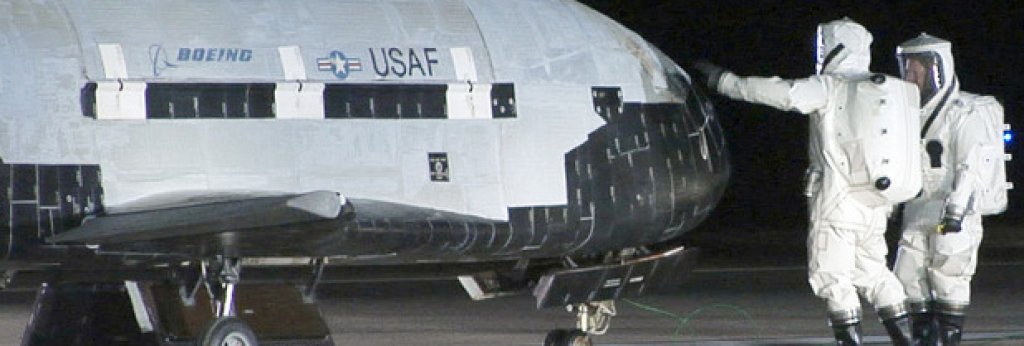  17. Звездни войни

Дълги години се разпространяваха конспиративни теории, че САЩ притежават военна совалка, която може да се използва за специални операции в космоса. През април 2010 г. ВВС на САЩ изстреляха в космоса точно такъв автоматичен апарат, който носи индекса X-37B. Той се изстрелва с ракета и се приземява автоматично като самолет.



До момента са изпълнени три полета с машината, а четвъртият тече в момента.  Всеки от тези полети продължава месеци. Третият полет започна на 11 декември 2012 г. и приключи на 17 октомври 2014 г. след рекордните 675 дни на орбита.



Аматьори астрономи съобщават, че X-37 нееднократно изменя орбитата си, но какво точно прави апаратът в космоса е неясно. ВВС на САЩ се ограничават само със сухи съобщения, че машината тества различни технологии, включително и такива за изработване на космически апарати за многократно използване.



