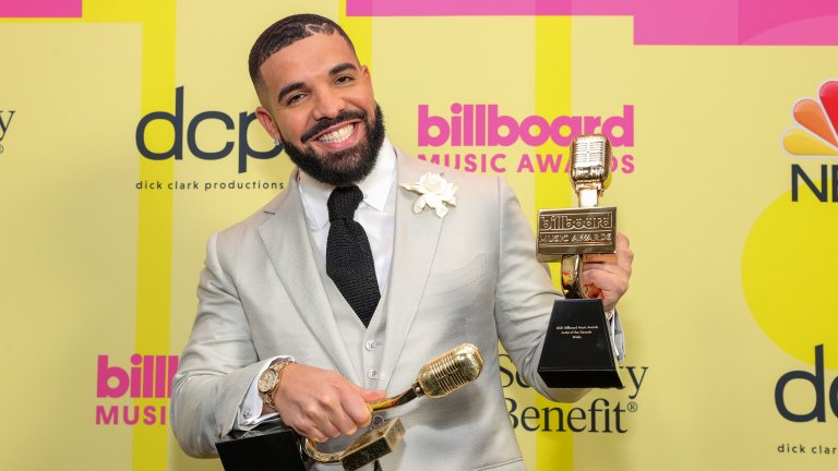 Дрейк: 250-280 милиона
Едва на 37 и вече се нарежда сред най-богатите в хип-хопа. И много вероятно канадският изпълнител ще става все по-заможен. Партнира си с няколко модни бранда, инвестирал е в марка уиски, а от миналата година установи и собствен звукозаписен лейбъл OVO Music. 
Въпрос на време е да го видим още по-нагоре в подобни класации. Но дали ще бъде заради музикалния му талант, или заради бизнес начинанията му...