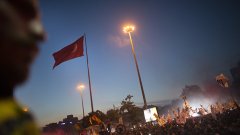 Премиерът на Турция смени половината си министри
