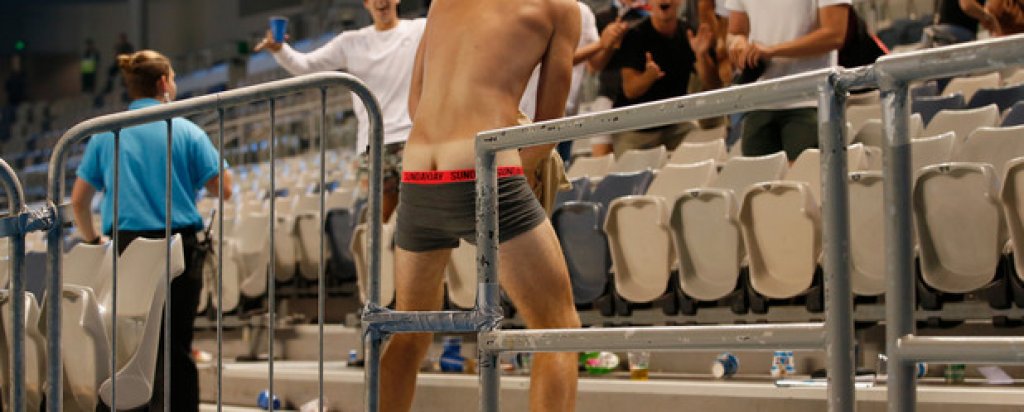 Четвърти кръг, след мача между Ферер и Изнър… Странни сцени на Мелбърн парк.