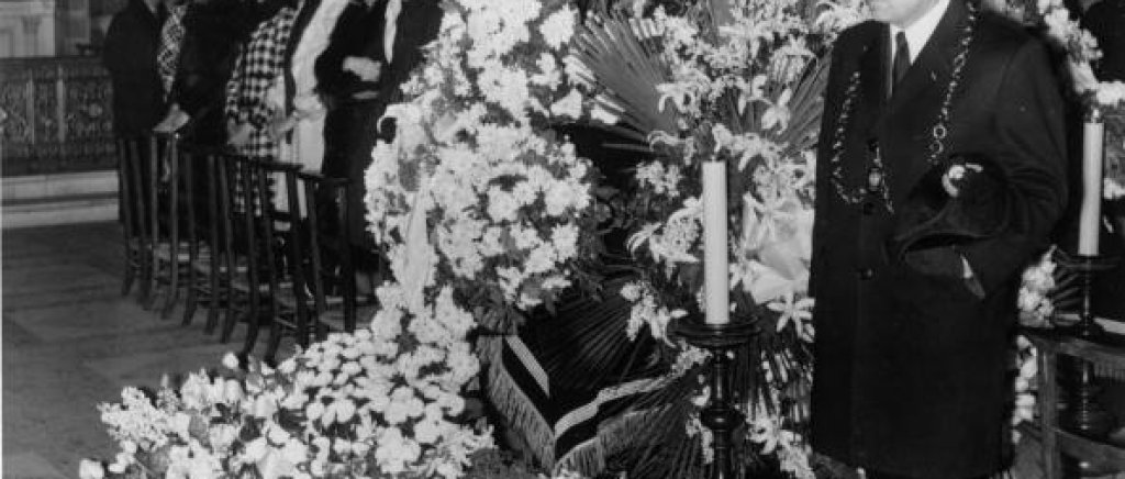 Габриел Шанел умира на 10 янураи 1971 г., на 87 години, в хотел \"Риц\" в Париж. Тя живее в него над 30 години. Смъртта й е шок за цялата модна индустрия, а погребението й събира на едно място всички гиганти на шоубизнеса и модата на онова време. 