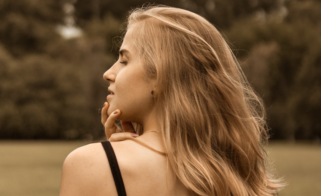 back-view-black-top-blonde-2084509