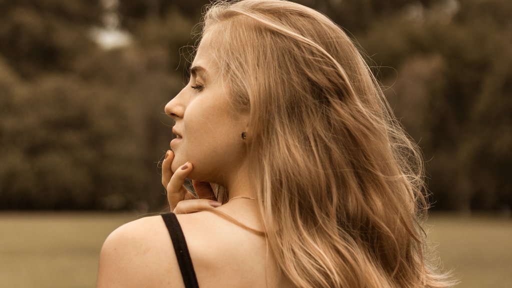 back-view-black-top-blonde-2084509
