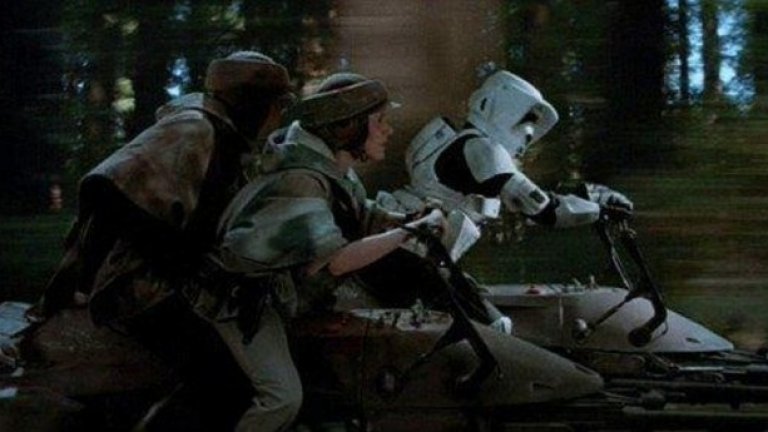 Междузвездни войни: Завръщането на джедаите 1983
Във филма: Помните ли как принцеса Лея и Люк Скайуокър бръмчаха из гората с летящия спидер?
В реалността: От калифорнийската компания Aerofex обещават до 2017 г. да пуснат своята версия на тези спидери. Техният летящ мотоциклет се нарича Aero-X hoverbike и лети на три метра от земята с до 72 км/ч. Даже няма да ви трябва шофьорска книжка, за да го карате, а само едноседмично обучение. Е, и едни $85 000 ориентировъчна цена.