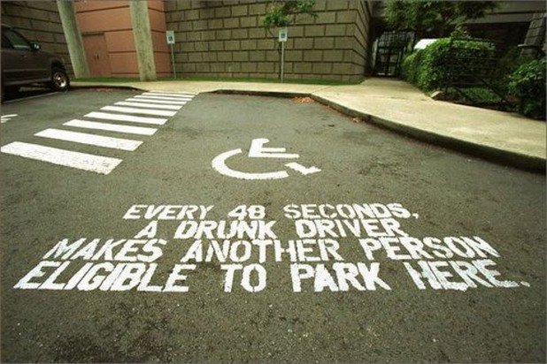 "На всеки 48 секунди пиян шофьор прави така, че някой да трябва да паркира на това място за инвалиди" - кампания срещу шофирането в нетрезво състояние