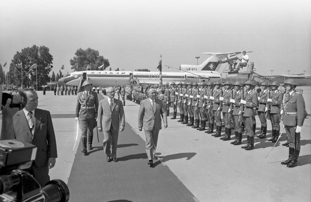 Живков отново на посещение в ГДР. Този път е посрещнат от Ерих Хонекер, а на техен фон е правителственият Ту-154Б. Снимка: Архив на списание АЕРО