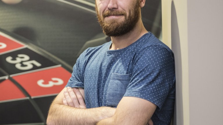 „Разликата между покера с пет карти и Texas Hold 'em е в блъфа и сметките. При петте карти нямаш нищо на масата и всичко зависи от картите в ръката ти. При Тексас трябва да калкулираш много неща. Трябва ти и много спокойствие.“