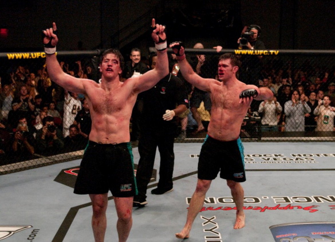 23. Стивън Бонър и Форест Грифин, първите финалисти на The Ultimate Fighter 1
Този мач е повратна точка в историята на UFC. UFC е с главата надолу по онова време, а от инвестициите на братята Фертита няма почти никаква възвращаемост. Компанията се моли на кабелните телевизии. Финалът на The Ultimate Fighter 1 между Бонър и Грифин през 2005 г. обаче запалва искрата и стартира риалити формата, който съществува и до днес.