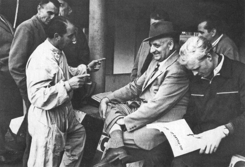 Scuderia_Ferrari_-_Monza,_1953_-_Enzo_Ferrari_&_Mike_Hawthorn