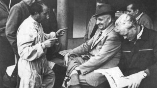 Scuderia_Ferrari_-_Monza,_1953_-_Enzo_Ferrari_&_Mike_Hawthorn