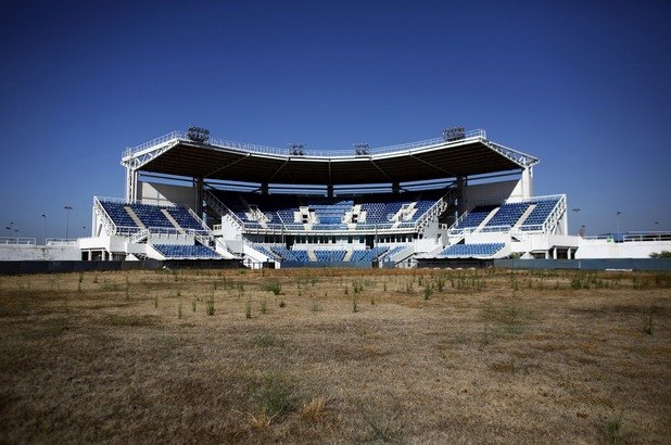 Атина реши да покаже невероятна олимпиада на света през 2004-а, но трябваше ли за това да построи и реновира цели 36 (!?) обекта... Един от тях - стадион за софтбол... Разбира се, остана напълно неизползваем. Дотук той струва на гърците около 140 милиона долара. Цялата олимпиада им излезе към 12 милиарда.
