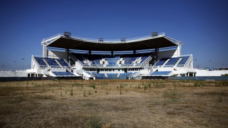 Атина реши да покаже невероятна олимпиада на света през 2004-а, но трябваше ли за това да построи и реновира цели 36 (!?) обекта... Един от тях - стадион за софтбол... Разбира се, остана напълно неизползваем. Дотук той струва на гърците около 140 милиона долара. Цялата олимпиада им излезе към 12 милиарда.