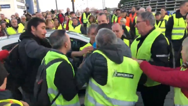 Бунтът на "жълтите жилетки" срещу Еманюел Макрон