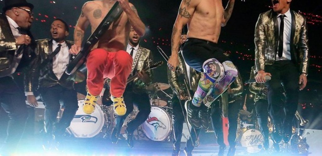 4. 2014 г., Red Hot Chili Peppers топят леда
В ужасния студ, сковал Ню Йорк, Супербоул започна при - 2 градуса.
Но изпълнениято на Red Hot Chili Peppers на полувремето побърка публиката и сгря всички.
