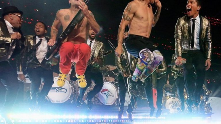 4. 2014 г., Red Hot Chili Peppers топят леда
В ужасния студ, сковал Ню Йорк, Супербоул започна при - 2 градуса.
Но изпълнениято на Red Hot Chili Peppers на полувремето побърка публиката и сгря всички.
