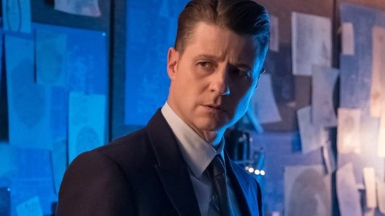 Gotham
И като стана дума за подготовка за финал на сезона, готвим се и за този на Gotham. Тази алтернативна история за Батман и неговият град, посветена по-скоро на младия комисар Гордън (Бен Маккензи от The OC), се оказа изненадващо сполучлива. Четвъртият сезон продължи да допълва галерията от популярни и не-чак-толкова-популярни противници на Човека прилеп, докато тук Брус Уейн все още е тийнейджър. Новият сезон почерпи вдъхновение от някои от най-популярните истории за Батман, но това не помогна на постепенно спадащия му рейтинг (който все пак не е никак малък). Ще ви кажем само едно: Жокер(и).
IMDB рейтинг: 7,9/10