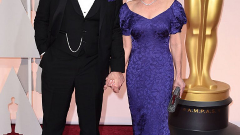 Победителят в категорията най-добър актьор в поддържаща роля Дж. К. Симънс изуми присъстващите с ексцентричната си шапка и получи НЕ от критиката за костюма си. Но на кой му пука как се облича, щом прави страхотна роля в „Камшичен удар"?