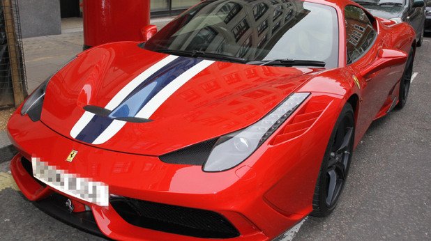 Пистовият Ferrari 458 Speciale, с който Еванс много се гордее.