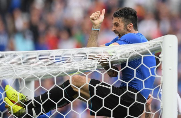 Евро 2016, 1/8-финали: Италия – Испания 2:0
Край! Италия сложи край на европейската доминация на „адзурите“ насред „Стад дьо Франс“ това лято. Джорджо Киелини откри резултата за Италия, а резервата Грациано Пеле узакони успеха на „скуадрата“ с гол в добавеното време.
