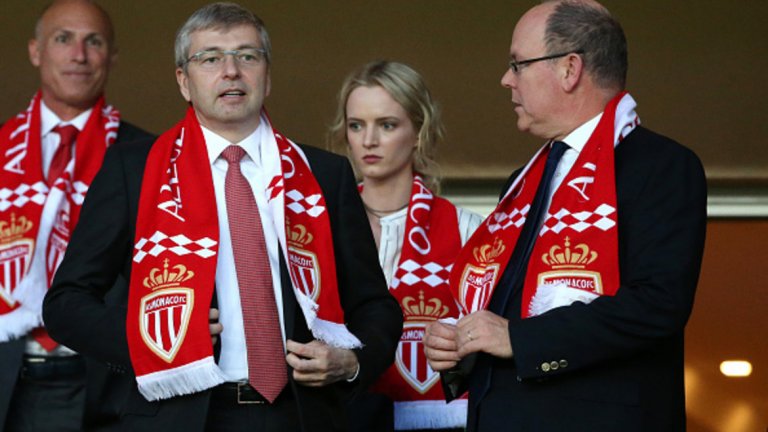 №3 Дмитри Риболовлев, Русия (Монако, 2013-14): 160,7 млн.
Топ 3 трансфери: Хамес Родригес (45 млн.), Фалкао (43 млн.), Жоао Моутиньо (25 млн.)
Когато стана собственик на тима от Княжеството, Риболовлев направи някои доста шумни трансфери. Той се възползва и от доста по-лекото данъчно облагане, в сравнение с другите тимове от Лига 1. Все пак милиардерът се разведе, което стопи финансите му и после обяви, че клубът ще развива млади таланти – изглежда тази стратегия се оказа доста по-успешна в случая.