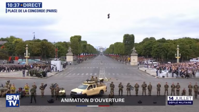 Пилот на летящ борд дефилира на парада в Париж