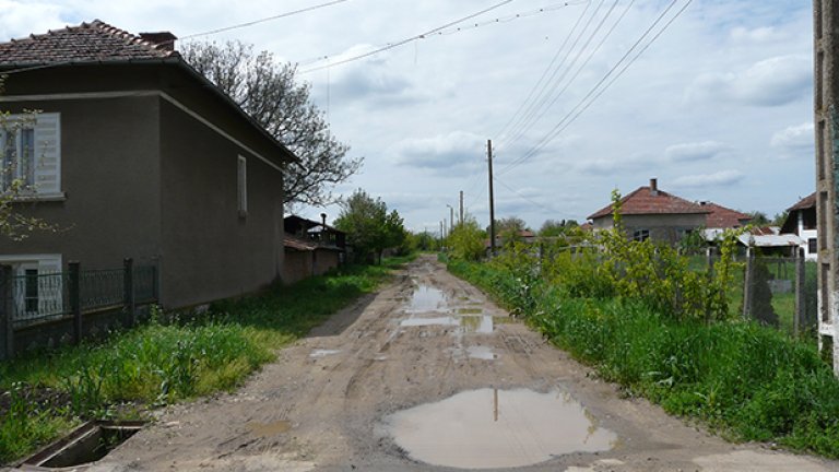В селото има основни пътища, които в момента са осеяни с дупки заради ремонт. Има и други, които никога не са били асфалтирани.