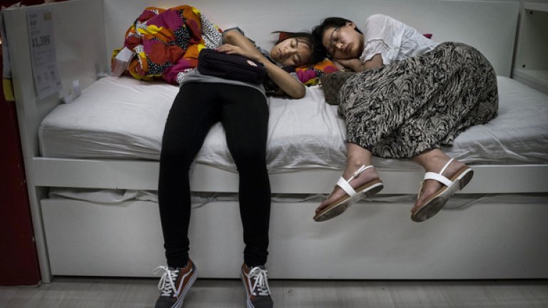 Хиляди китайци дремят в ИКЕА в Пекин и изглежда, че никой не се впечатлява от това кой знае колко